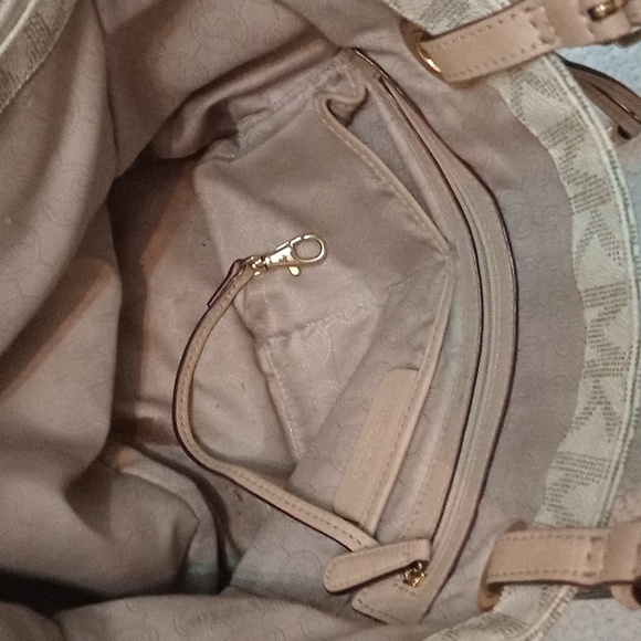 Michael kors tote and wallet - Picture 11 of 12